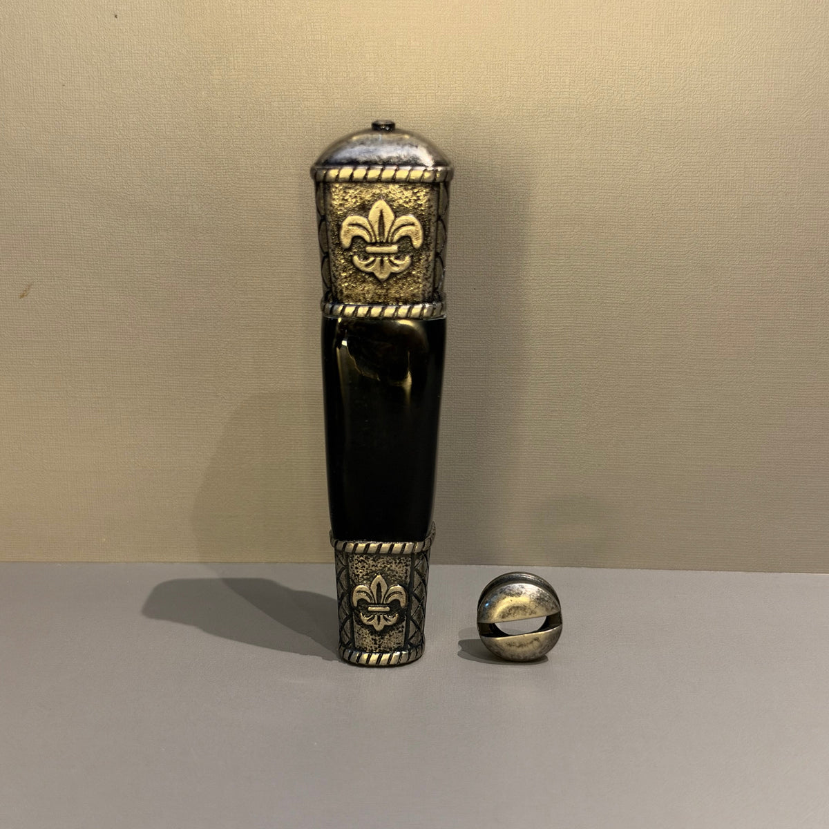 CABO FLOR DE LIZ BLACK + BOTÃO