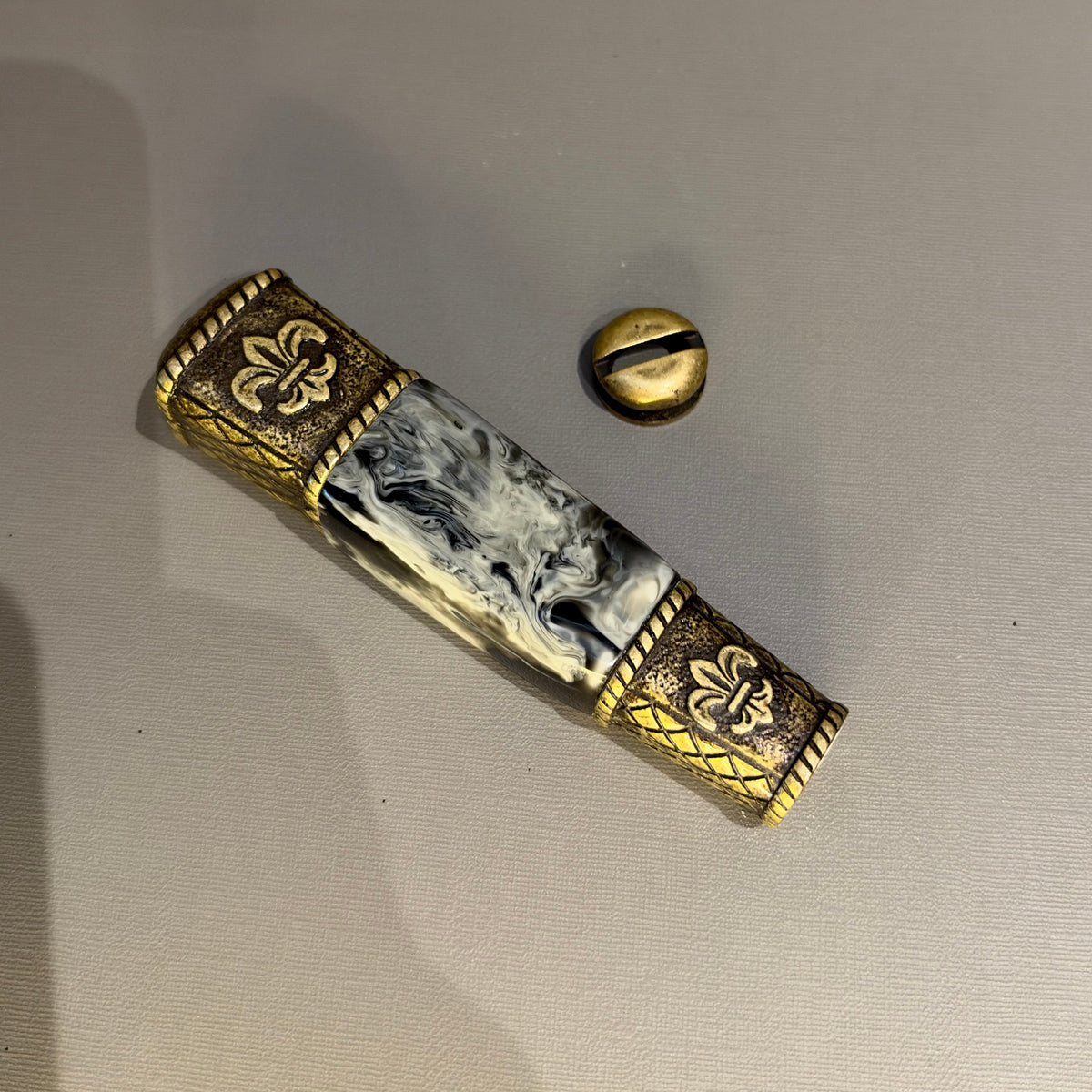 CABO FLOR DE LIZ + BOTÃO